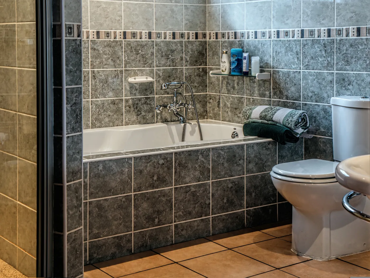 Baignoire encastrée dans un carrelage gris