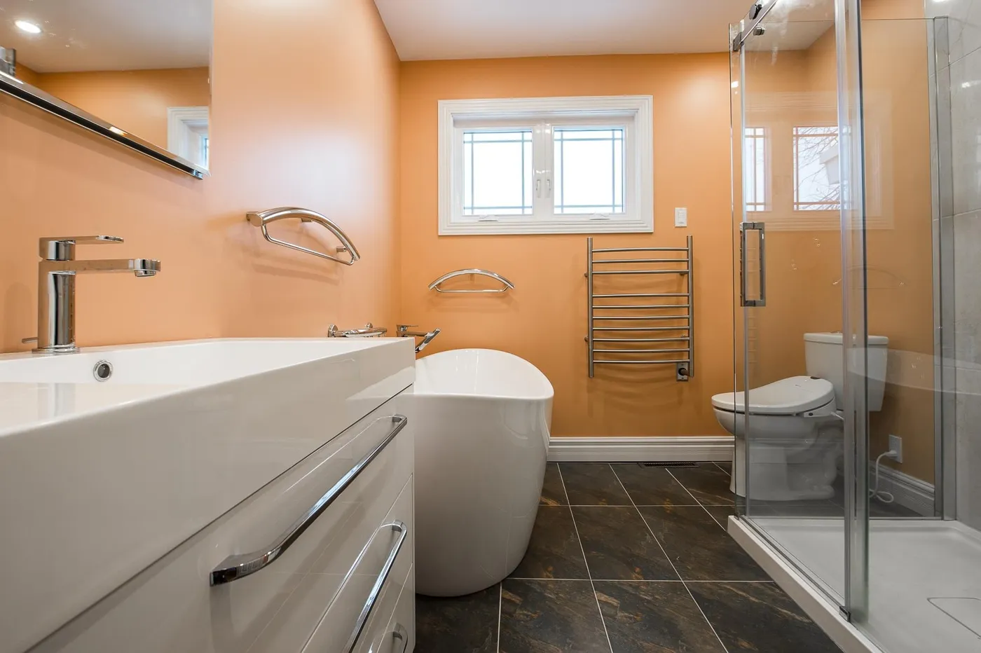 Couleur et lumière, Baignoire îlot et douche vitrée